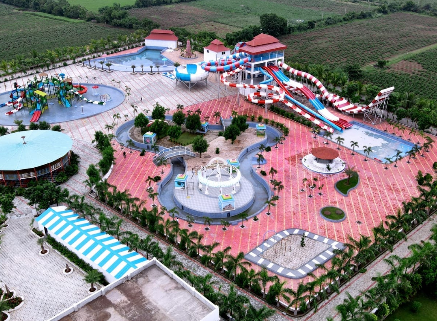 waterworld-Thunder-Bowl-Wave-Pool-Lazy-River-and-Rain-Dance
